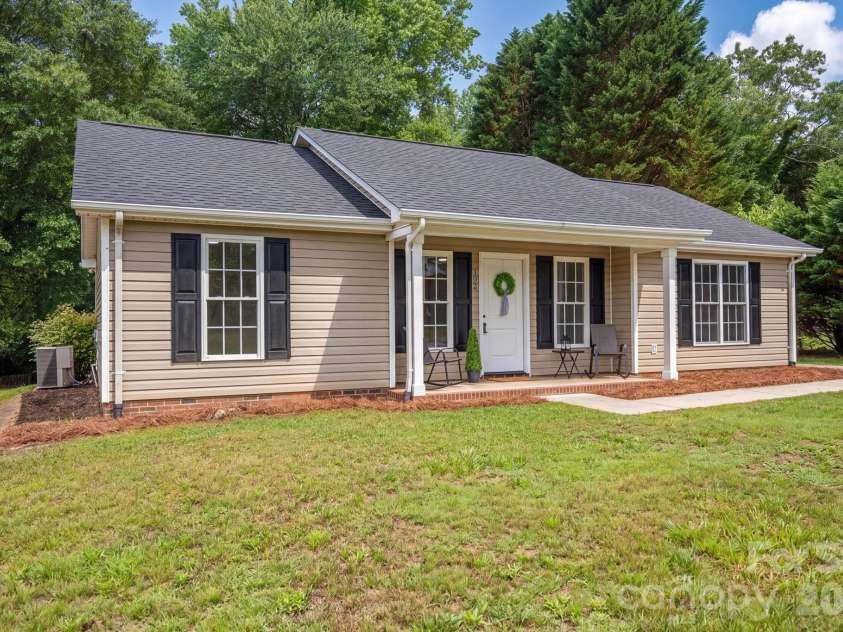 304 Springhill Lane, Maiden, NC 28650.  MLS# CAR4386880, YatesRealty ID 25801. 