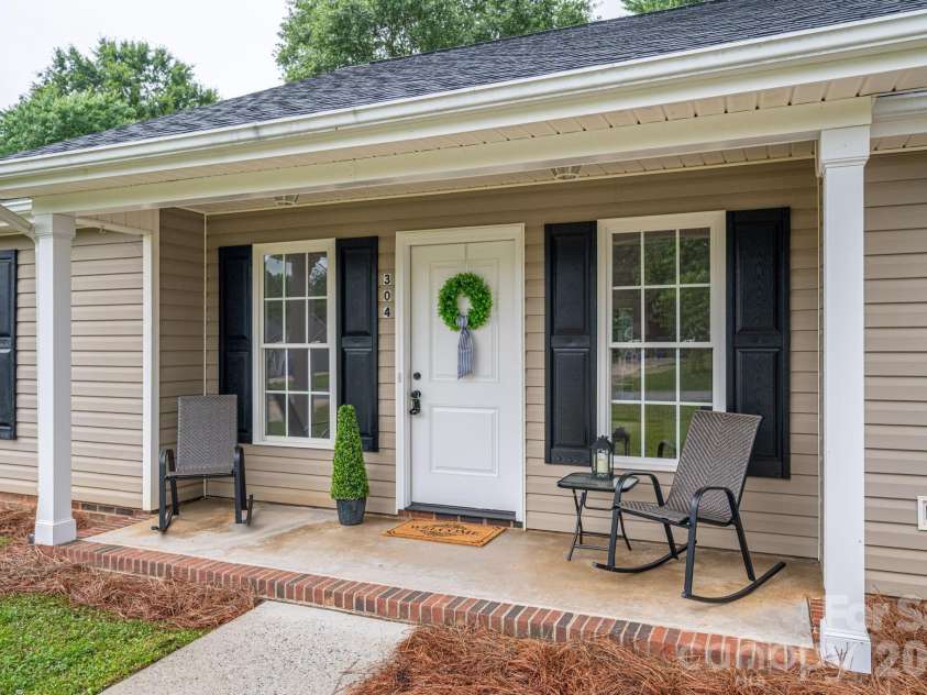 304 Springhill Lane, Maiden, NC 28650.  MLS# CAR4386880, YatesRealty ID 25801. 