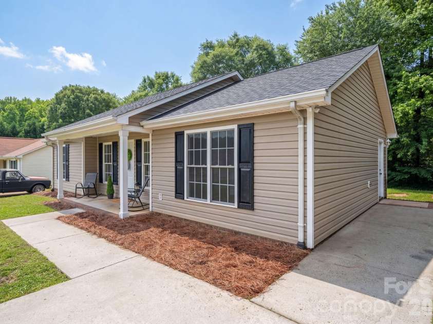 304 Springhill Lane, Maiden, NC 28650.  MLS# CAR4386880, YatesRealty ID 25801. 
