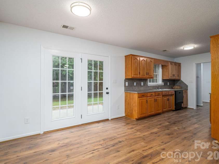 304 Springhill Lane, Maiden, NC 28650.  MLS# CAR4386880, YatesRealty ID 25801. Dining Area