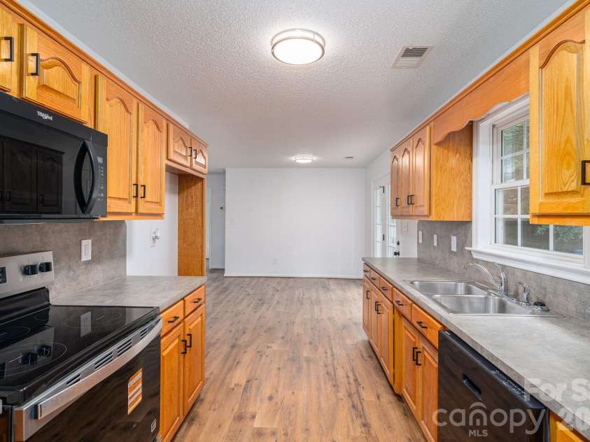 304 Springhill Lane, Maiden, NC 28650.  MLS# CAR4386880, YatesRealty ID 25801. Kitchen