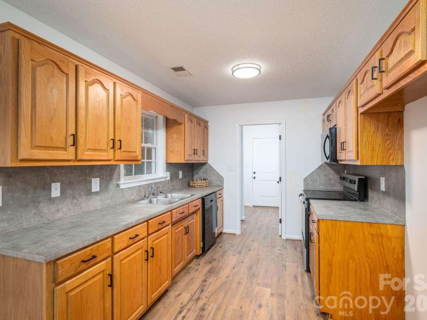 304 Springhill Lane, Maiden, NC 28650.  MLS# CAR4386880, YatesRealty ID 25801. Kitchen