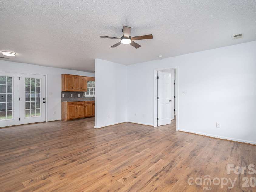 304 Springhill Lane, Maiden, NC 28650.  MLS# CAR4386880, YatesRealty ID 25801. Living Room