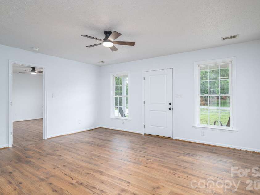 304 Springhill Lane, Maiden, NC 28650.  MLS# CAR4386880, YatesRealty ID 25801. Living Room