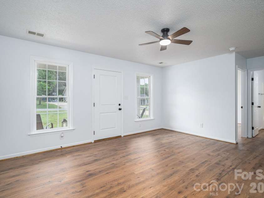 304 Springhill Lane, Maiden, NC 28650.  MLS# CAR4386880, YatesRealty ID 25801. Living Room