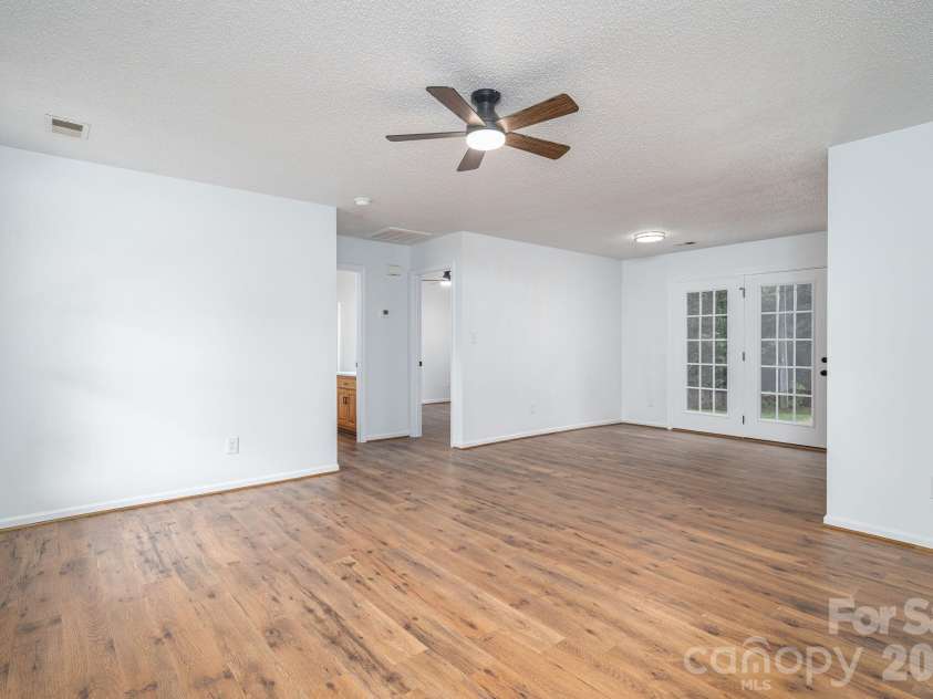 304 Springhill Lane, Maiden, NC 28650.  MLS# CAR4386880, YatesRealty ID 25801. Living Room/Dining Area