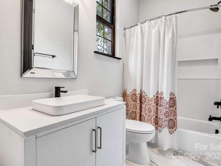 6327 Fox Tail Lane, Davidson, NC 28036.  MLS# CAR4271331, YatesRealty ID 25803. En-suite bath with shower/tub combo