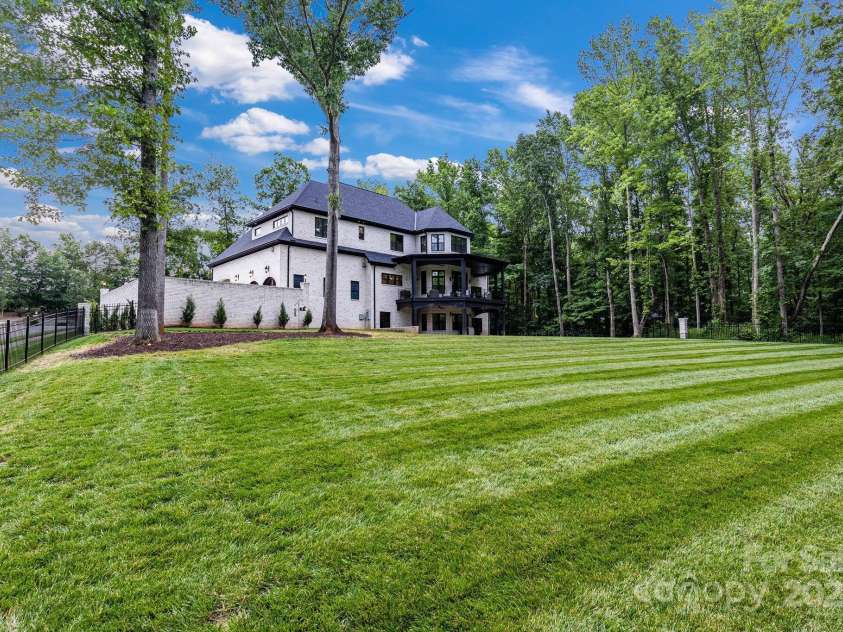 6327 Fox Tail Lane, Davidson, NC 28036.  MLS# CAR4271331, YatesRealty ID 25803. Fenced in back yard - 60