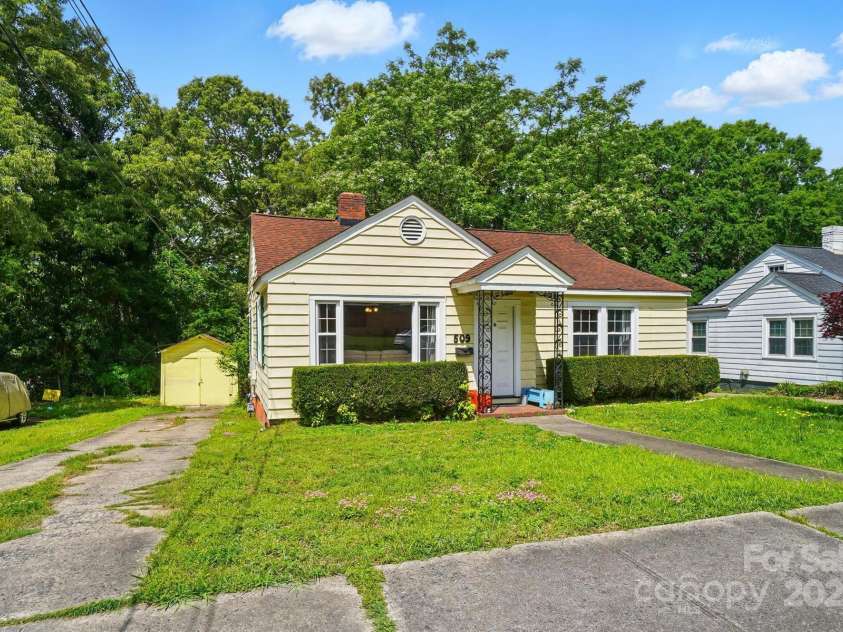 509 Clay Street, Gastonia, NC 28052.  MLS# CAR4255967, YatesRealty ID 25805. 