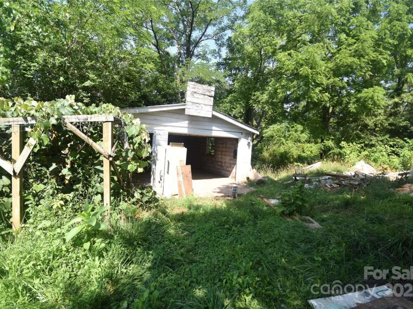 161 Pandora Circle, Canton, NC 28716.  MLS# CAR4274154, YatesRealty ID 25806. Garage in the backyard