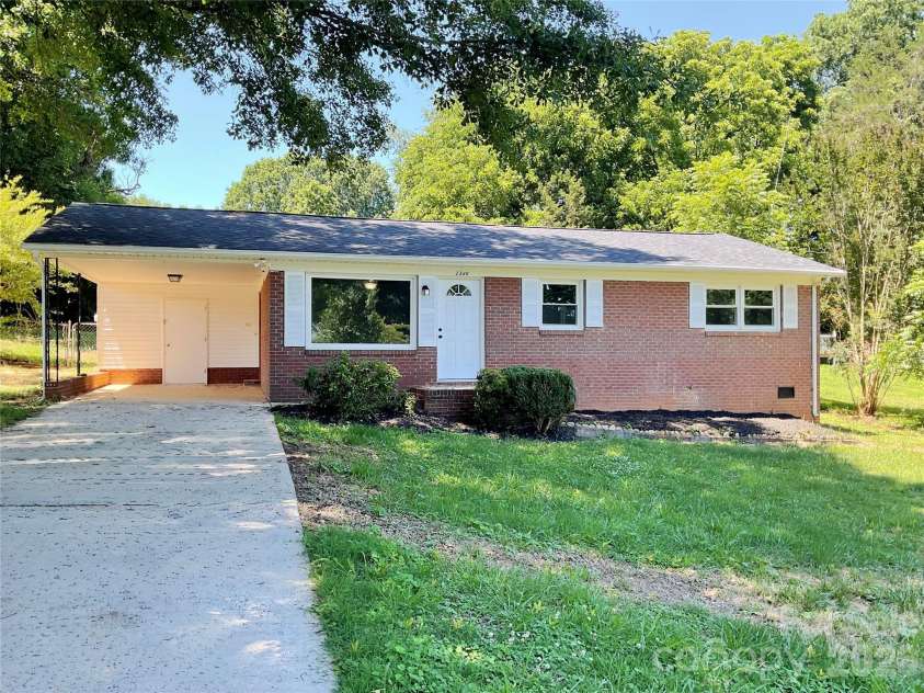 2346 Woodleaf Drive, Gastonia, NC 28052.  MLS# CAR4387297, YatesRealty ID 25814. 