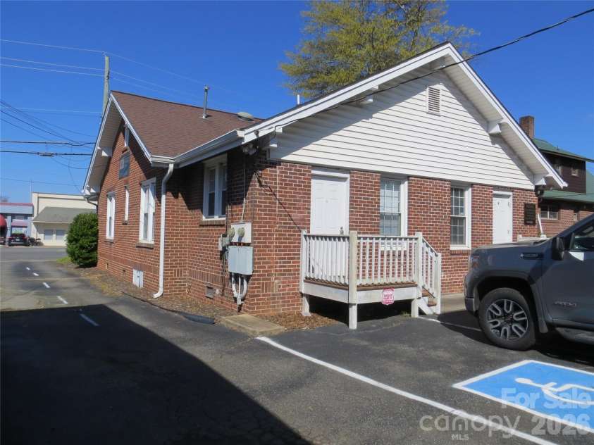 505 Lafayette Street, Shelby, NC 28150.  MLS# CAR4387366, YatesRealty ID 25817. 