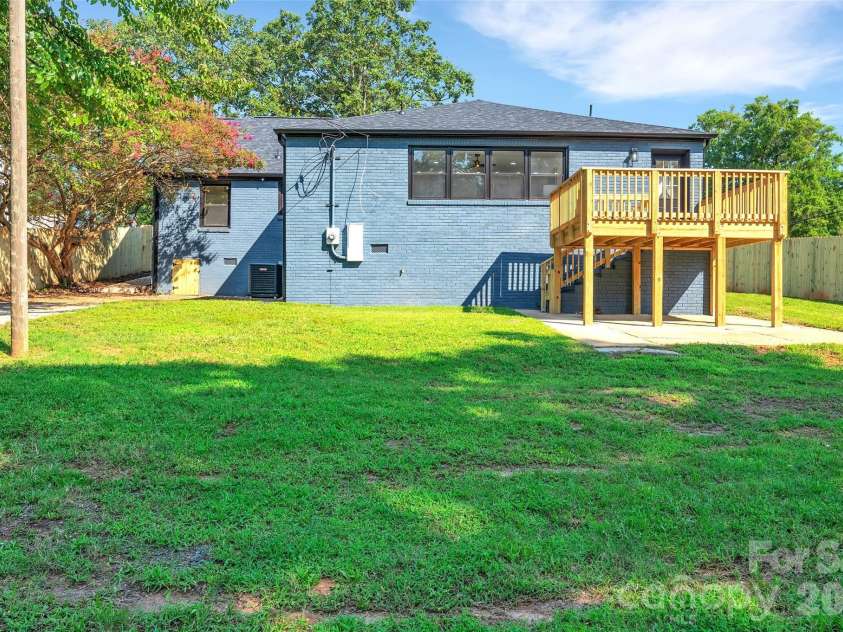 3942 Mcmillan Street, Charlotte, NC 28205.  MLS# CAR4410561, YatesRealty ID 2582. Large, Fully Fenced Backyard