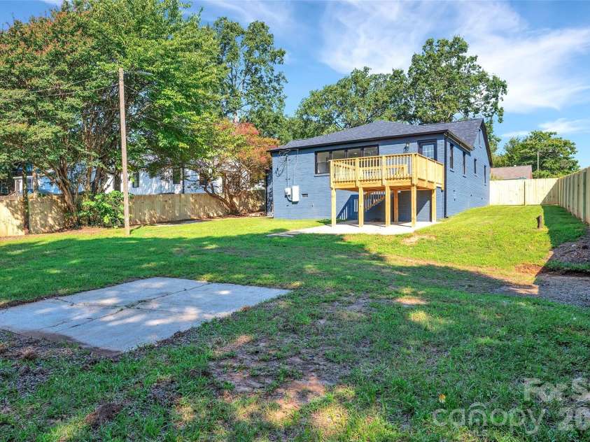 3942 Mcmillan Street, Charlotte, NC 28205.  MLS# CAR4410561, YatesRealty ID 2582. Large Fully Fenced Backyard