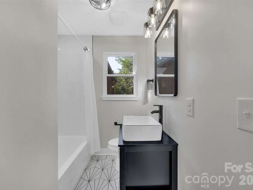 3942 Mcmillan Street, Charlotte, NC 28205.  MLS# CAR4410561, YatesRealty ID 2582. Secondary Full Bathroom