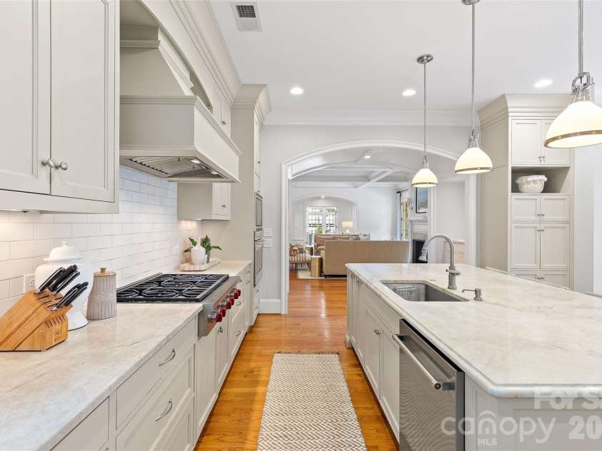 2816 Wheelock Road, Charlotte, NC 28211.  MLS# CAR4382105, YatesRealty ID 25821. 