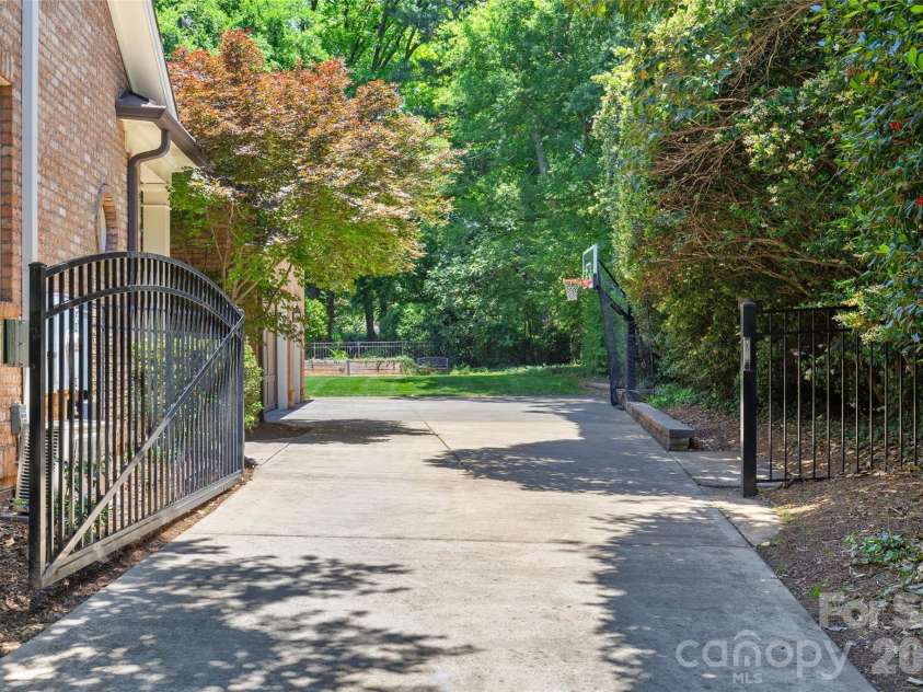 2816 Wheelock Road, Charlotte, NC 28211.  MLS# CAR4382105, YatesRealty ID 25821. 