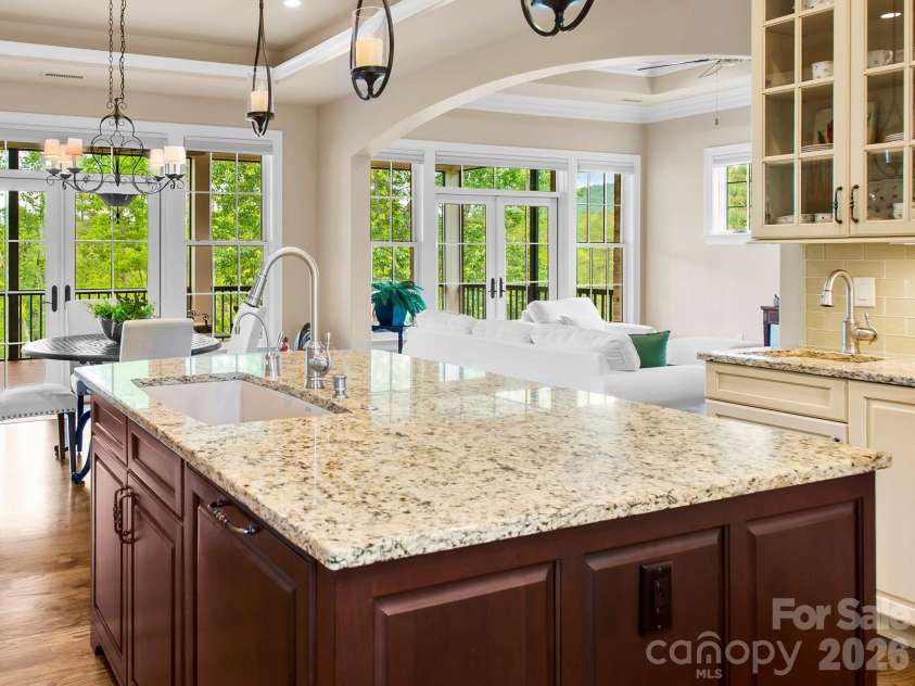 29 Stansbury Drive, Asheville, NC 28803.  MLS# CAR4373945, YatesRealty ID 25823. 
