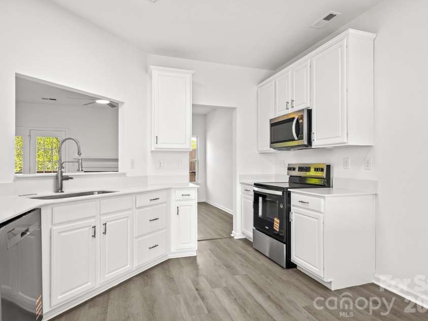 16209 Peachmont Drive, Cornelius, NC 28031.  MLS# CAR4365532, YatesRealty ID 25824. 