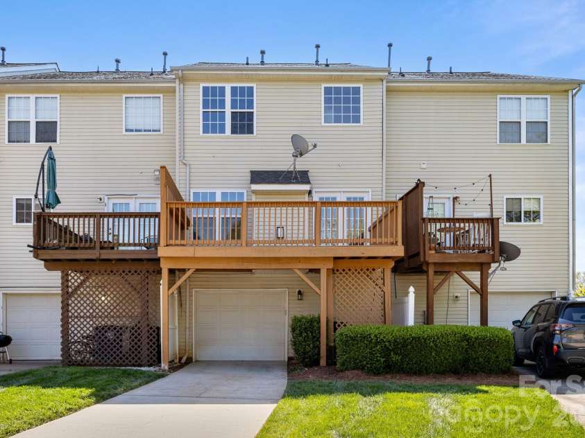 16209 Peachmont Drive, Cornelius, NC 28031.  MLS# CAR4365532, YatesRealty ID 25824. 