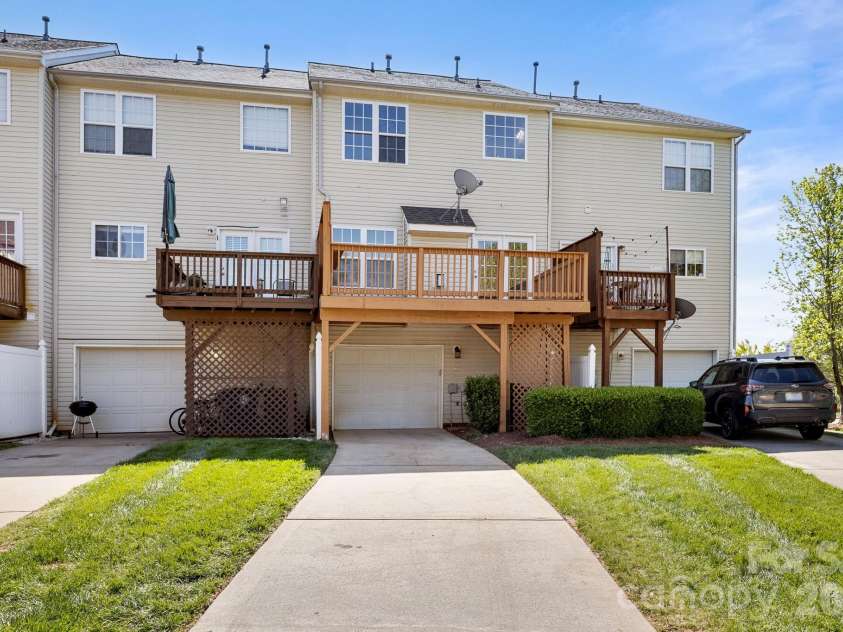 16209 Peachmont Drive, Cornelius, NC 28031.  MLS# CAR4365532, YatesRealty ID 25824. 