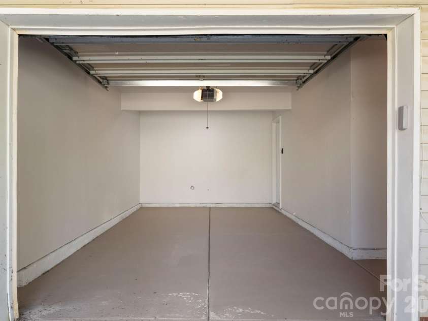 16209 Peachmont Drive, Cornelius, NC 28031.  MLS# CAR4365532, YatesRealty ID 25824. 