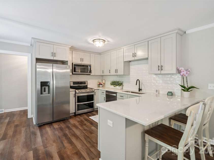 10206 Washam Potts Road, Cornelius, NC 28031.  MLS# CAR4273009, YatesRealty ID 25825. Upgraded Kitchen