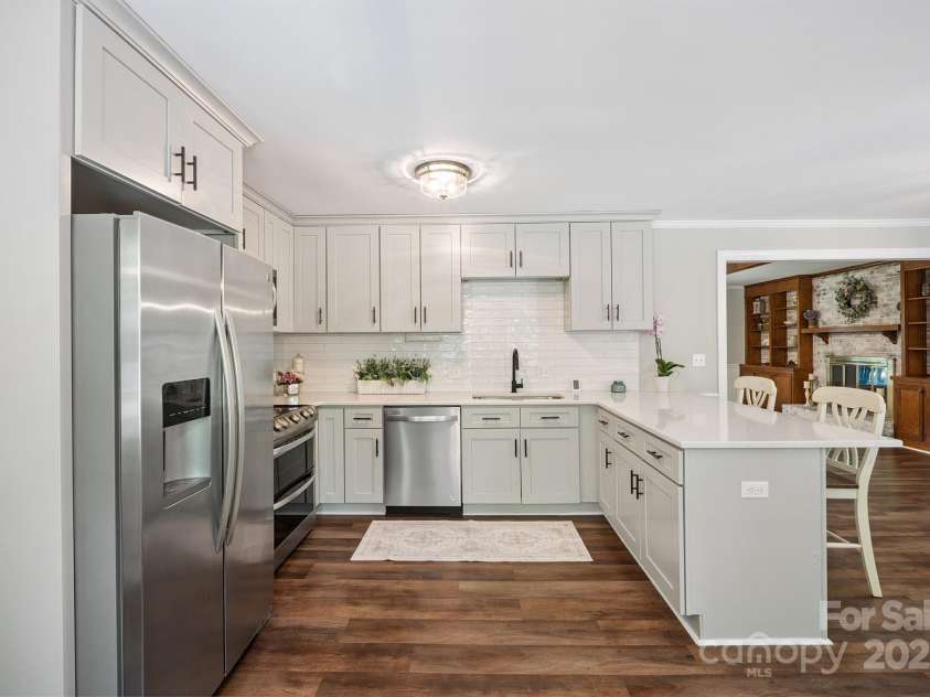 10206 Washam Potts Road, Cornelius, NC 28031.  MLS# CAR4273009, YatesRealty ID 25825. Upgraded Kitchen
