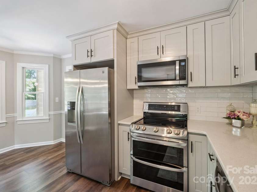 10206 Washam Potts Road, Cornelius, NC 28031.  MLS# CAR4273009, YatesRealty ID 25825. Upgraded Kitchen