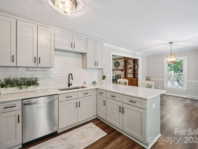 10206 Washam Potts Road, Cornelius, NC 28031.  MLS# CAR4273009, YatesRealty ID 25825. Upgraded Kitchen