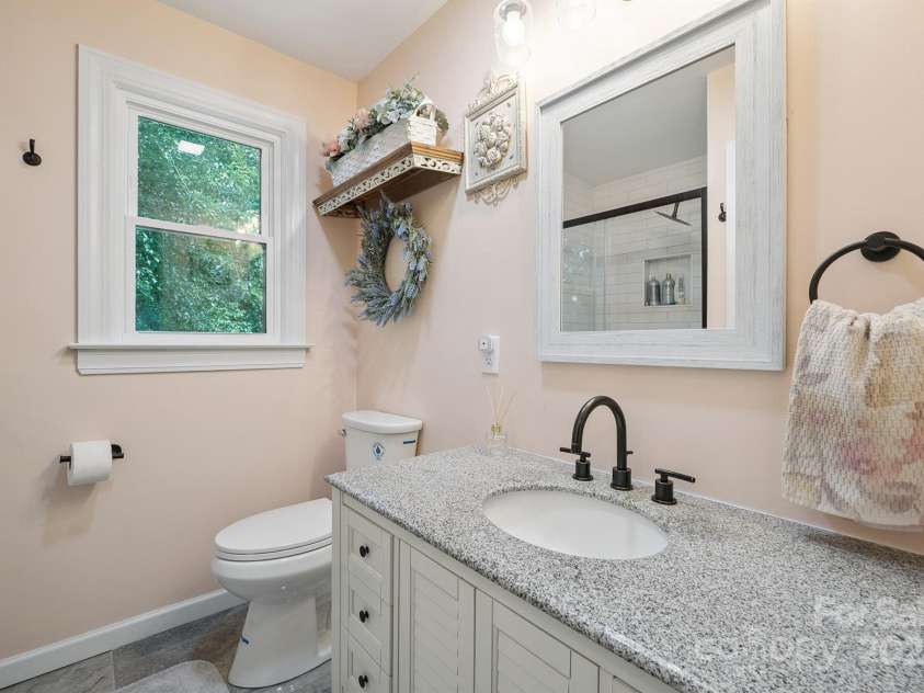 10206 Washam Potts Road, Cornelius, NC 28031.  MLS# CAR4273009, YatesRealty ID 25825. Upstairs Bathroom