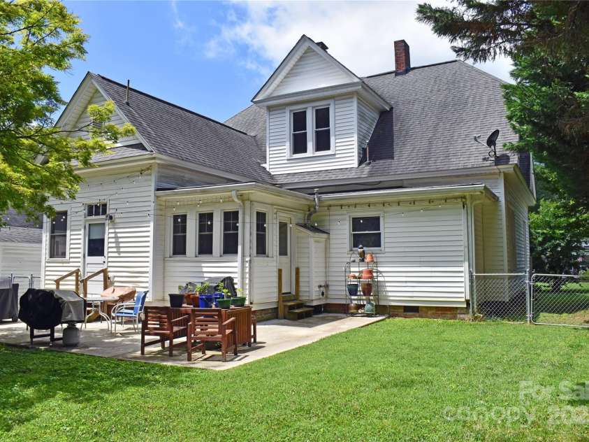 318 Laurel Street, Lincolnton, NC 28092.  MLS# CAR4273620, YatesRealty ID 25828. 