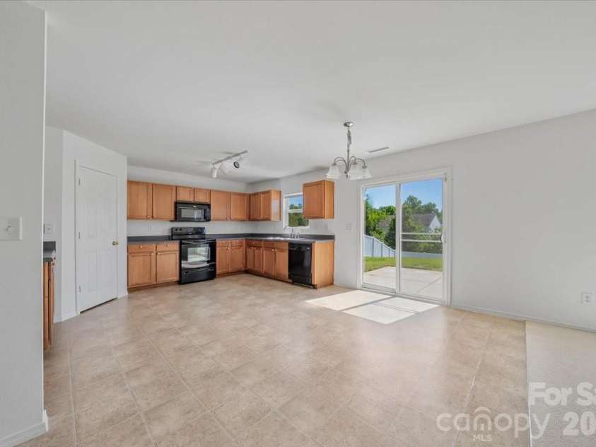 1000 Silverberry Street, Gastonia, NC 28054.  MLS# CAR4377889, YatesRealty ID 25829. Dining Area/Kitchen