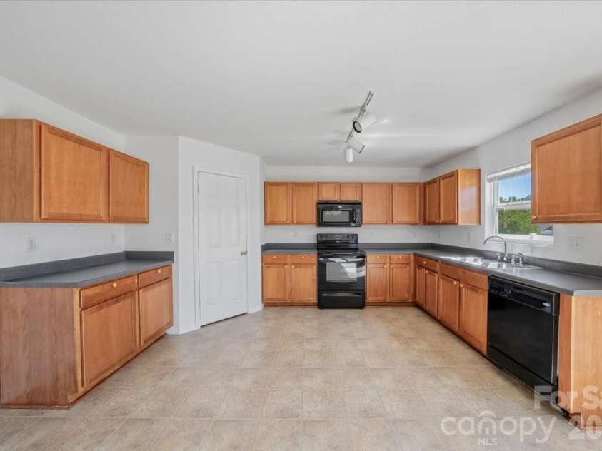 1000 Silverberry Street, Gastonia, NC 28054.  MLS# CAR4377889, YatesRealty ID 25829. Kitchen