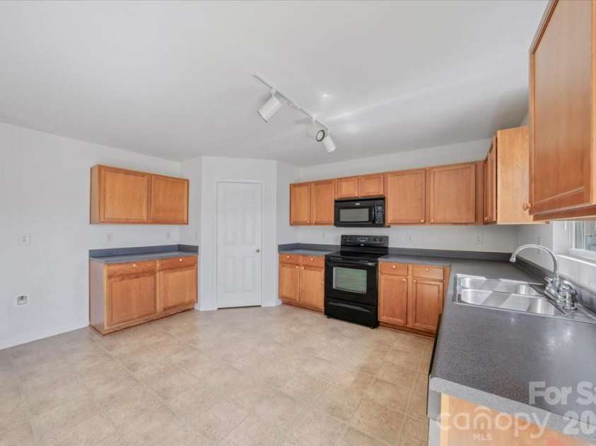 1000 Silverberry Street, Gastonia, NC 28054.  MLS# CAR4377889, YatesRealty ID 25829. Kitchen