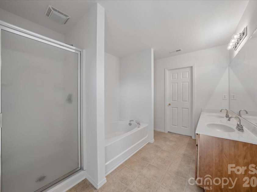 1000 Silverberry Street, Gastonia, NC 28054.  MLS# CAR4377889, YatesRealty ID 25829. Primary Bathroom