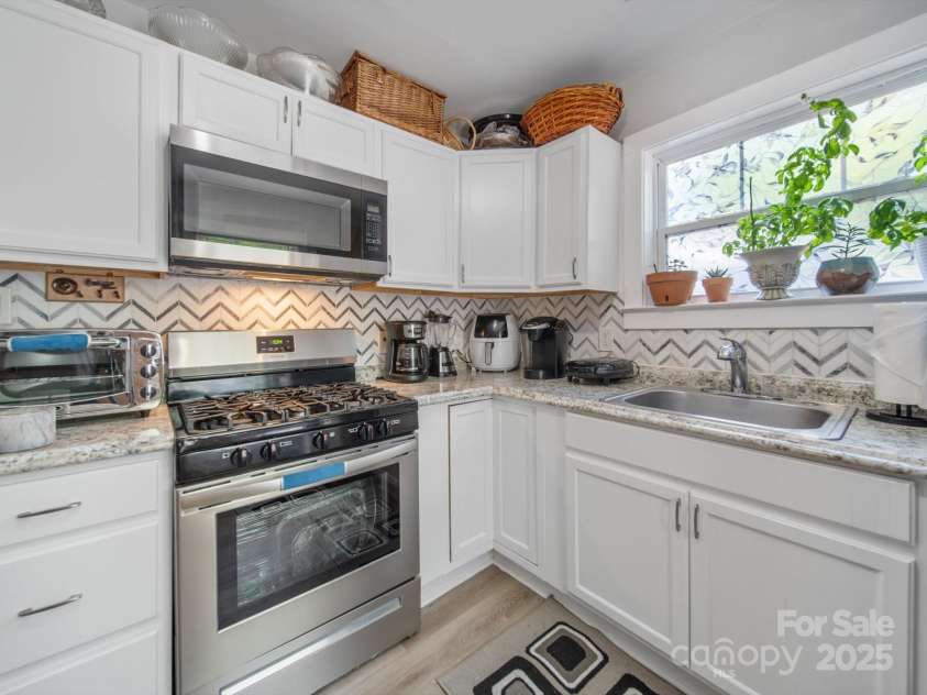 339 Arnold Street, Rock Hill, SC 29730.  MLS# CAR4263980, YatesRealty ID 25829. Kitchen