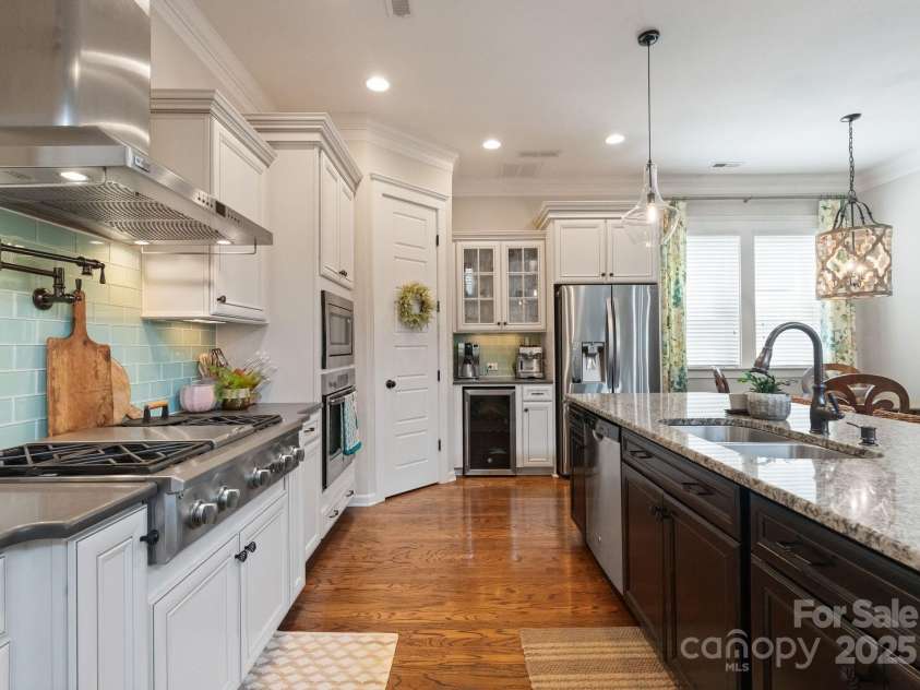 5137 Rialto Street, Belmont, NC 28012.  MLS# CAR4277416, YatesRealty ID 25831. The open-concept kitchen is the heart of the home, thoughtfully designed to encourage connection and flow. A large, center island provides generous workspace and seating, ideal for casual meals, entertaining, or gathering