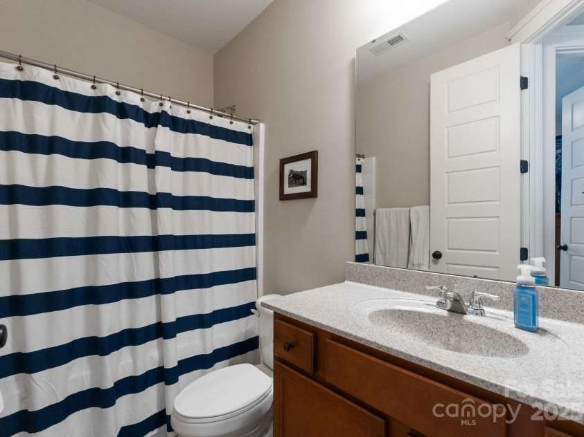 5137 Rialto Street, Belmont, NC 28012.  MLS# CAR4277416, YatesRealty ID 25831. This centrally located full bathroom, positioned just off the hallway, is thoughtfully designed to serve all upstairs bedrooms as well as the flexible office or recreational space. Featuring refined finishes, quality fixt