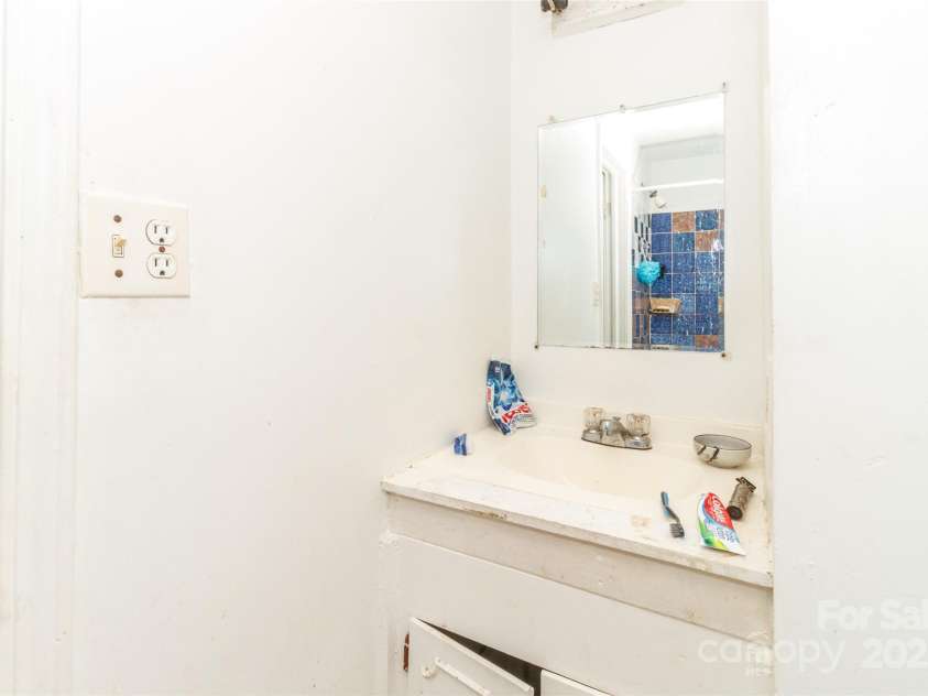 4015 Wilson Lane, Charlotte, NC 28206.  MLS# CAR4278178, YatesRealty ID 25834. 