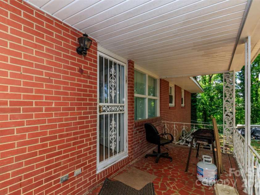 4015 Wilson Lane, Charlotte, NC 28206.  MLS# CAR4278178, YatesRealty ID 25834. 