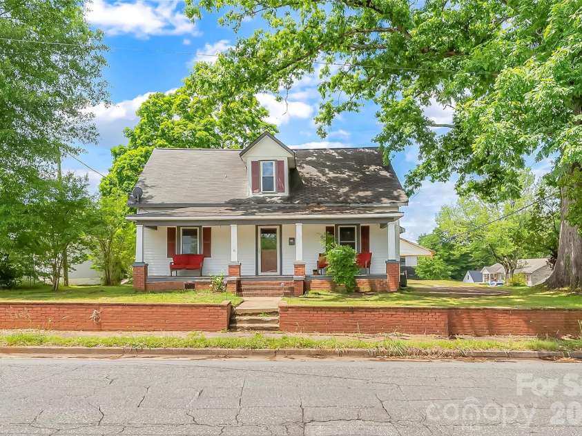 137 12th Street, Hickory, NC 28601.  MLS# CAR4380171, YatesRealty ID 25835. 