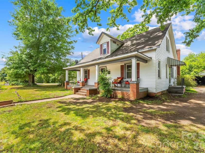 137 12th Street, Hickory, NC 28601.  MLS# CAR4380171, YatesRealty ID 25835. 
