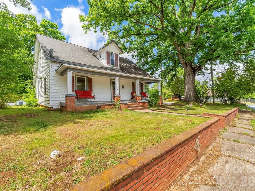 137 12th Street, Hickory, NC 28601.  MLS# CAR4380171, YatesRealty ID 25835. 