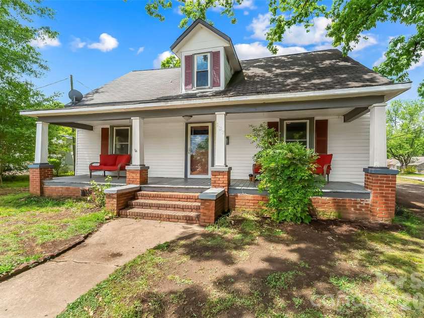 137 12th Street, Hickory, NC 28601.  MLS# CAR4380171, YatesRealty ID 25835. 