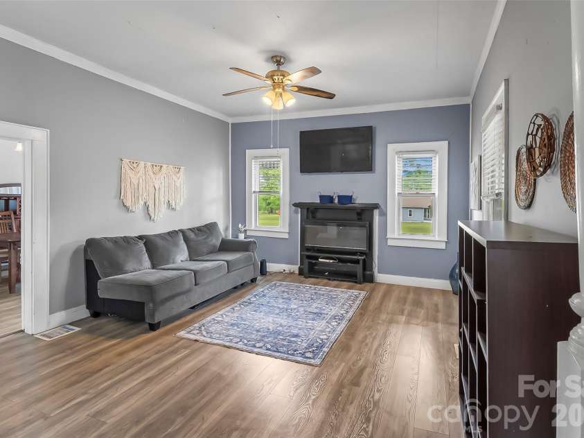 137 12th Street, Hickory, NC 28601.  MLS# CAR4380171, YatesRealty ID 25835. 