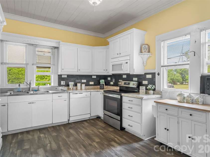 137 12th Street, Hickory, NC 28601.  MLS# CAR4380171, YatesRealty ID 25835. 