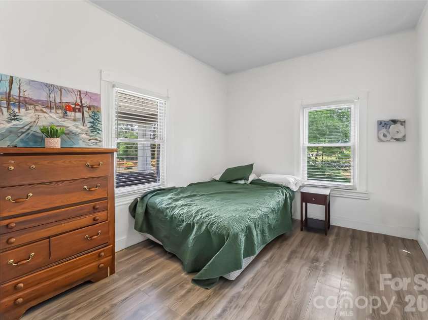 137 12th Street, Hickory, NC 28601.  MLS# CAR4380171, YatesRealty ID 25835. 