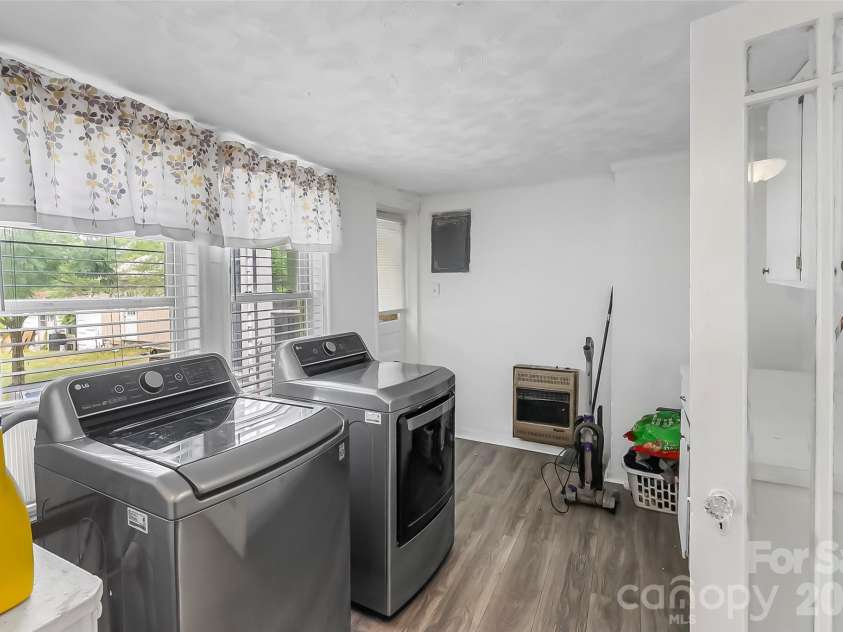 137 12th Street, Hickory, NC 28601.  MLS# CAR4380171, YatesRealty ID 25835. 