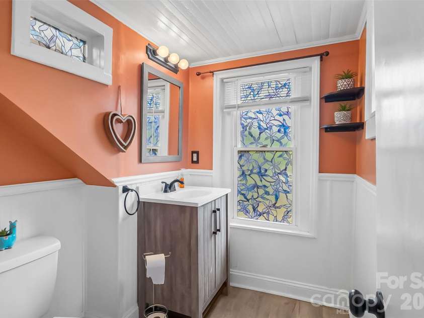 137 12th Street, Hickory, NC 28601.  MLS# CAR4380171, YatesRealty ID 25835. 